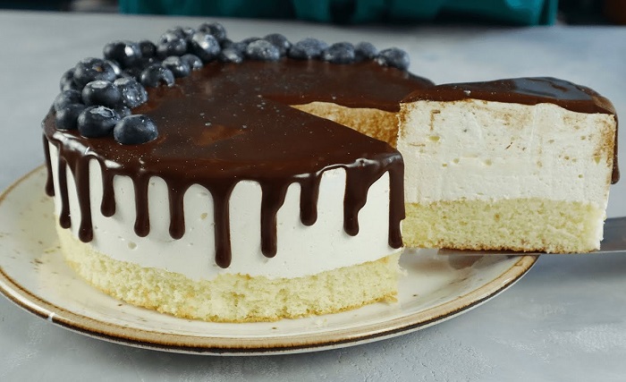 Украсьте торт глазурью и ягодами Украсьте торт глазурью и ягодами