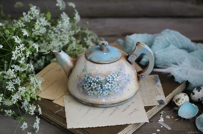 Красиво задекорируйте чайник. / Фото: Pinterest.com