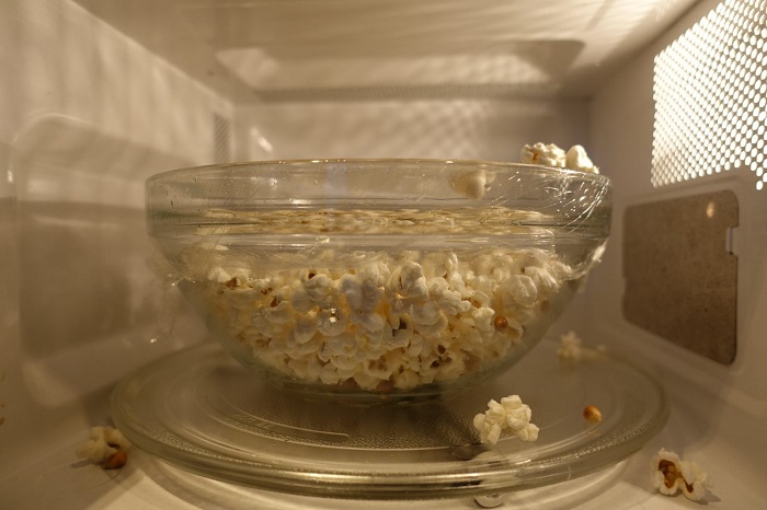 Если есть кукуруза подходящего сорта, сделать попкорн в микроволновке можно самостоятельно. / Фото: 1svoimi-rukami.ru
