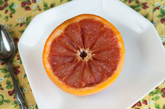Размягченный после микроволновки грейпфрут легче чистится. / Фото: tvcook.ru