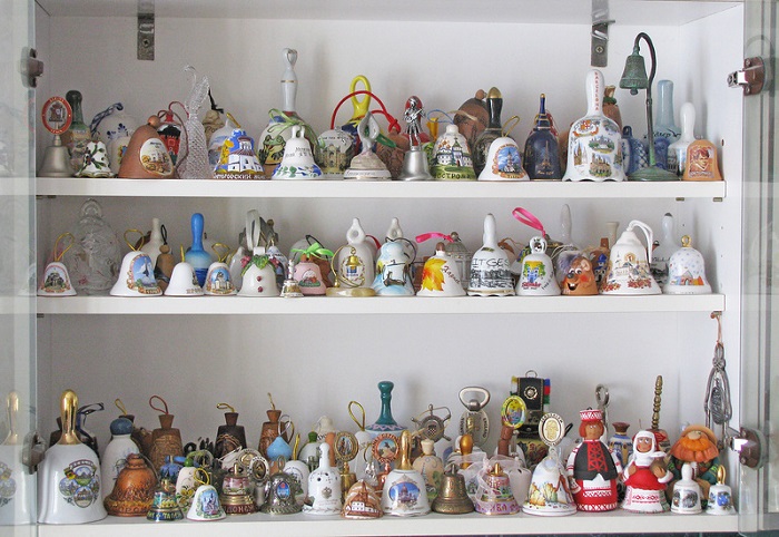 Много сувениров на полке создают визуальный шум. / Фото: fb.ru