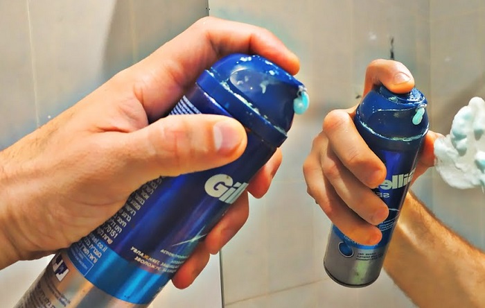 Пену для бритья можно распылять сразу на стекло. / Фото: fb.ru