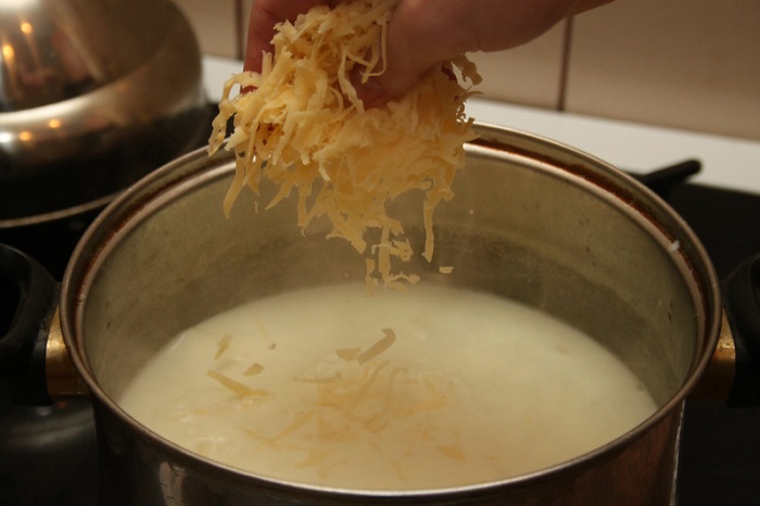 Не добавляйте тертый сыр в начале приготовления супа. / Фото: rezepty.ru