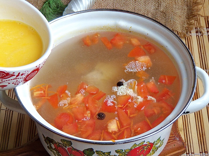 В суп обычно добавляют взбитые яйца. / Фото: topcheff.ru