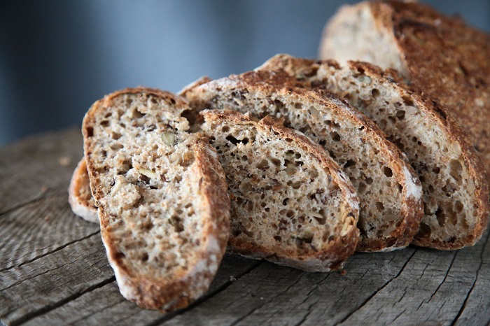 Самым полезным считается цельнозерновой хлеб. / Фото: telegra.ph
