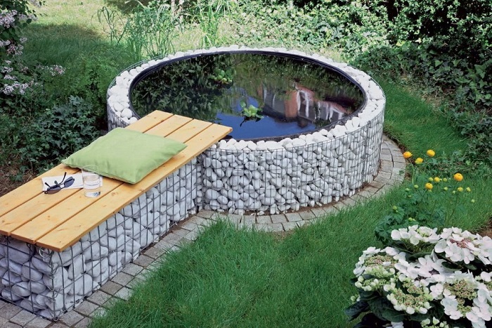 Габионы отлично подходят для сооружения опорной стенки садового прудика или бассейна. / Фото: dizainexpert.ru