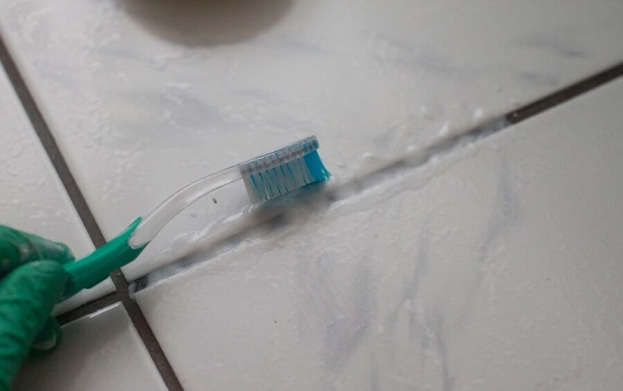 Зубной щеткой удобно затирать швы между плитами на кухне либо в ванной. / Фото: decorcityy.ru
