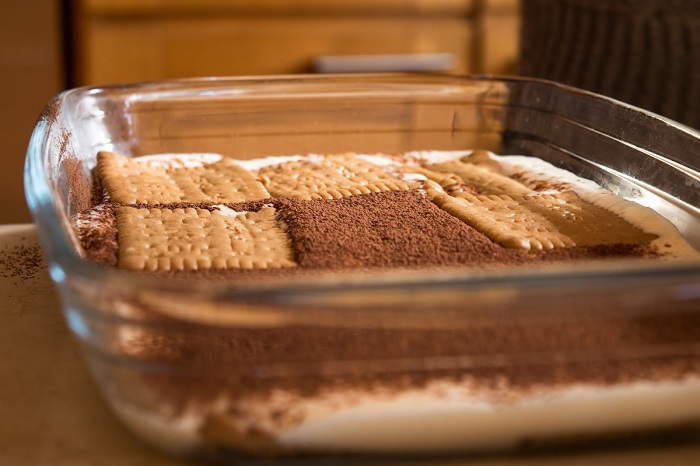 Печенье с кремом лучше выкладывать в стеклянную квадратную форму. / Фото: o-tendencii.com