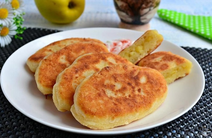 Жареные пирожки с сыром, яйцом и луком