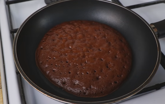 Тесто на сковороде должно быть похоже на блин. / Фото: chocolategid.ru