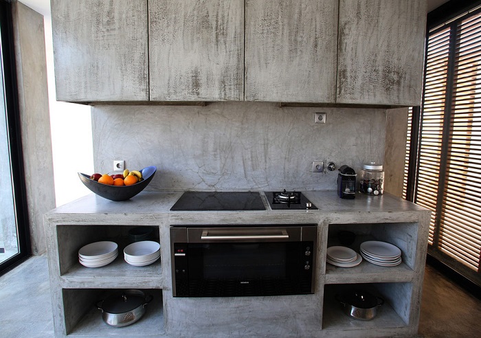 Кухня под бетон выглядит дешево. / Фото: almode.ru