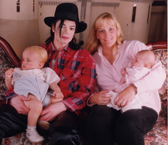 Майкл Джексон с женой Дебби Роу и их детьми. / Фото: pitaniemalysha.ru