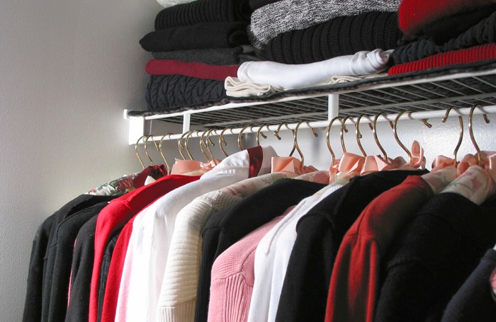 Лучше не использовать одинаковые вешалки для всей одежды. / Фото: grandstock.ru