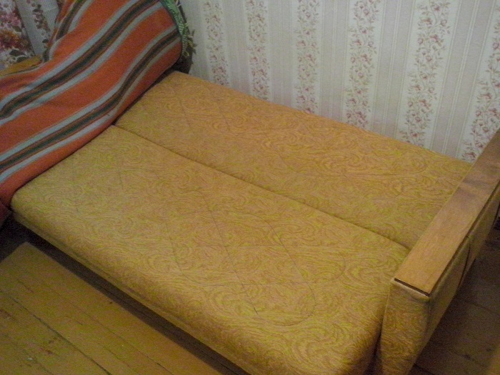 Старый раскладной диван. / Фото: capiton-mebel.ru