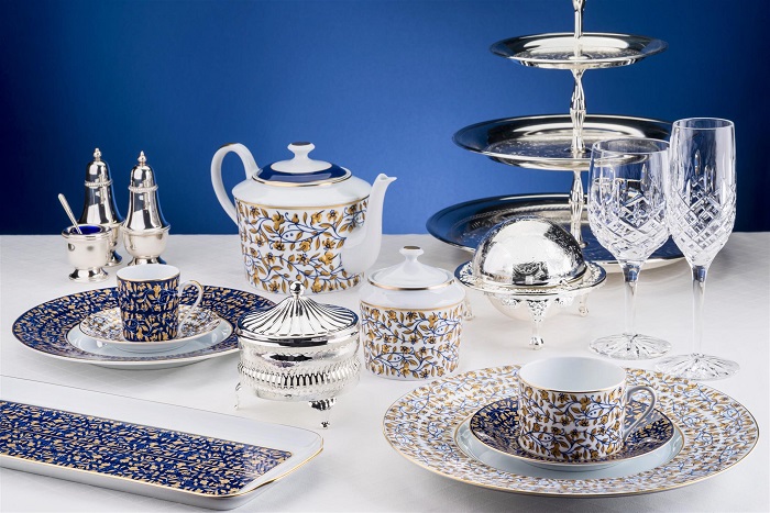 Фарфоровая посуда идеально подходит для сервировки праздничного стола. / Фото: royalfarfor.ru
