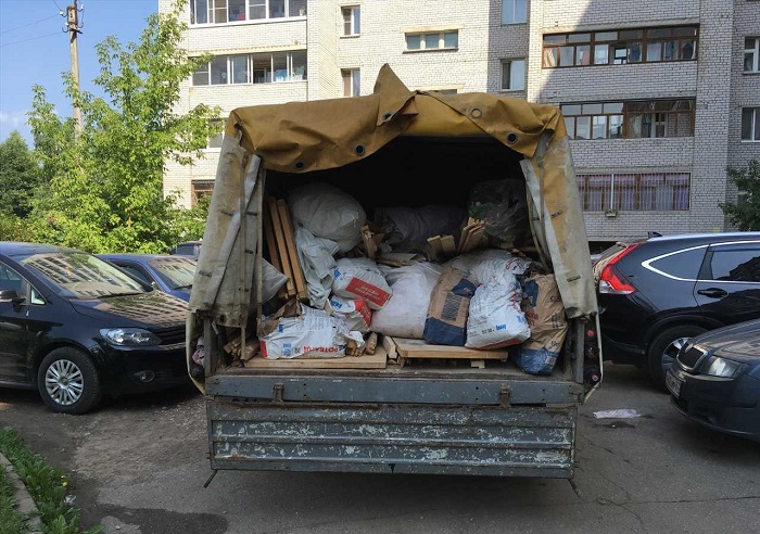 Чтобы вывезти мусор, нужно будет нанимать дополнительный транспорт. / Фото: cleaning-moscow.ru