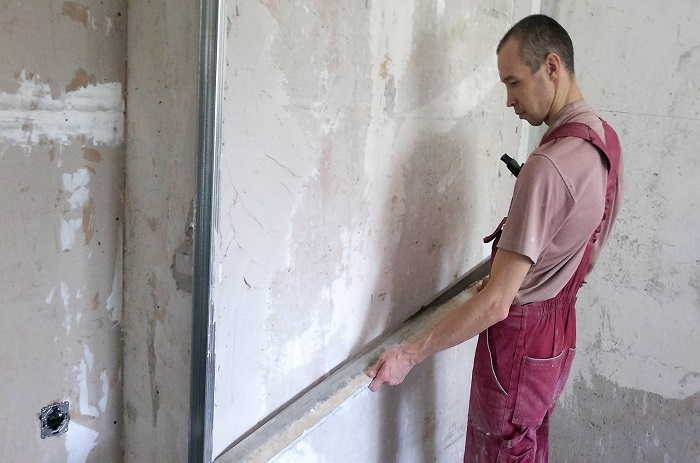 Если в квартире неровные стены, придется исправлять. / Фото: sauna-pod-klyuch.ru