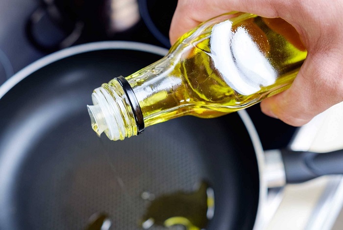 Растительное масло используется в процессе приготовления многих блюд. / Фото: dynastyofchefs.ru