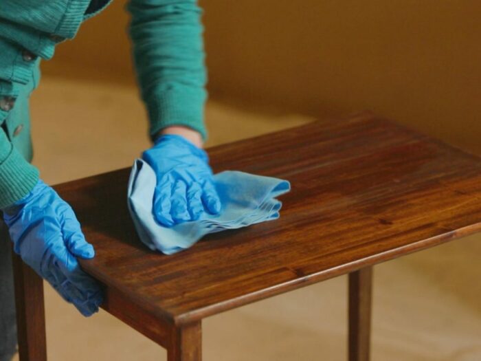 Лакированную мебель лучше вытирать сухой тряпкой. / Фото: rsmebel.ru