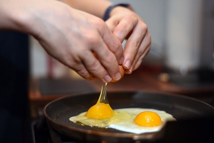 Яичница - самое простое и быстрое блюдо из яиц. / Фото: edaaa.ru