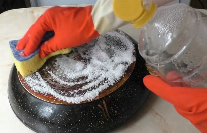 Застарелый жир и нагар на сковороде можно убрать молью и уксусом. / Фото: zelmershop.ru