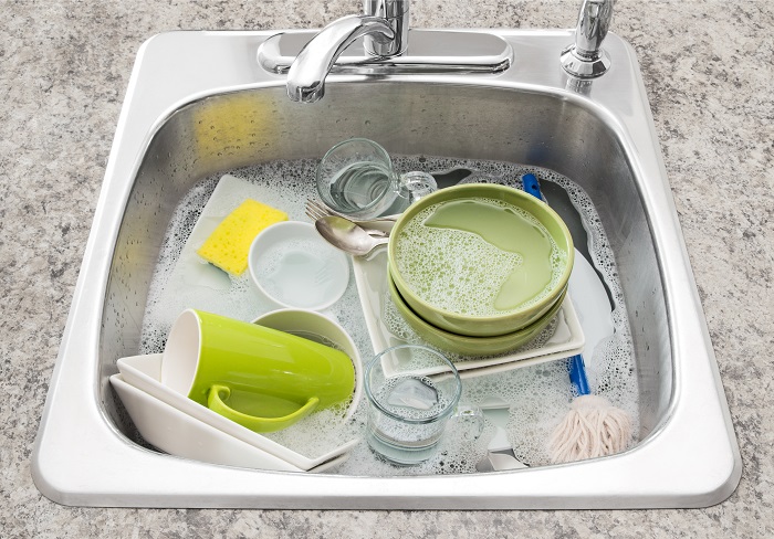 Наберите в мойку воду и помойте в ней посуду. / Фото: posudaguide.ru
