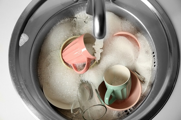 Пена замаскирует посуду и будет приятно пахнуть. / Фото: crobux.ru