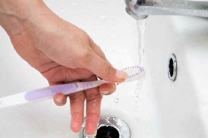 Зубную щетку нужно продезинфицировать, а затем ополоснуть водой. / Фото: expertdent.net