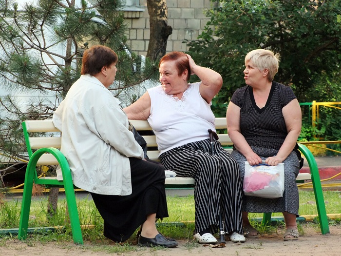 Тетки часто собираются возле подъезда, чтобы обсудить прохожих. / Фото: fotokonkurs.ru