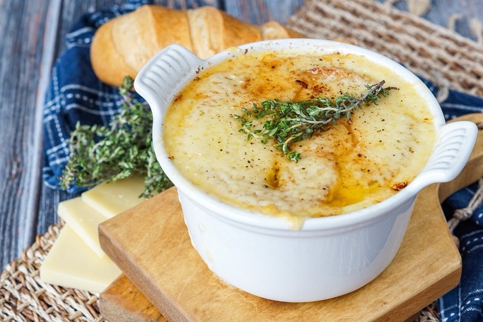 Луковый суп запекается в духовке с сыром. / Фото: attuale.ru