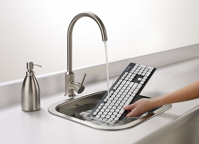 Клавиатуру можно мыть под краном. / Фото: buzzfeed.com