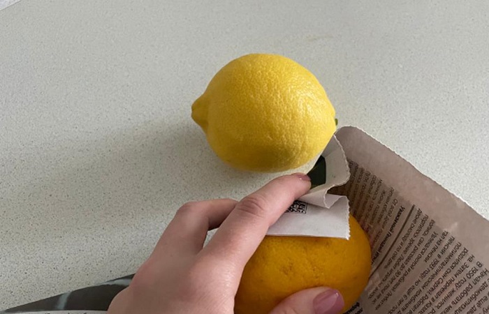 Заверните лимоны в газету, чтобы продлить их свежесть. / Изображение: дзен-канал technotion