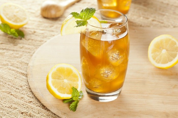 Холодный чай с содой, корицей и лимоном - отличный вариант для лета. / Фото: glamour.hu