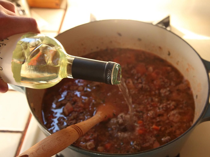 Если в состав блюда входит много вина, полностью оно не испарится. / Фото: seriouseats.com