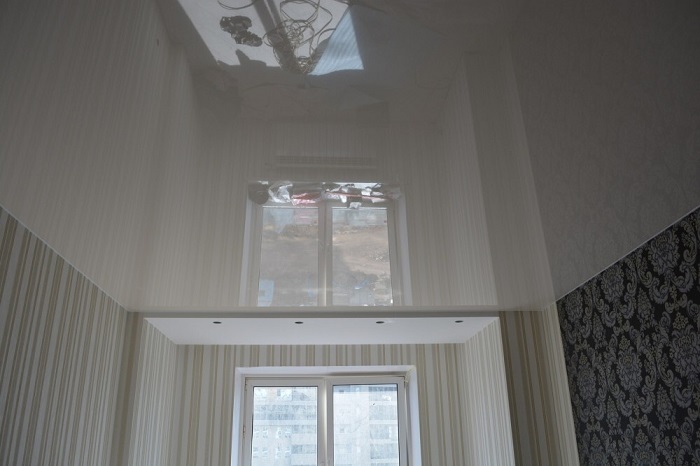 Отражение в глянцевом потолке создает дискомфорт Отражение в глянцевом потолке создает дискомфорт