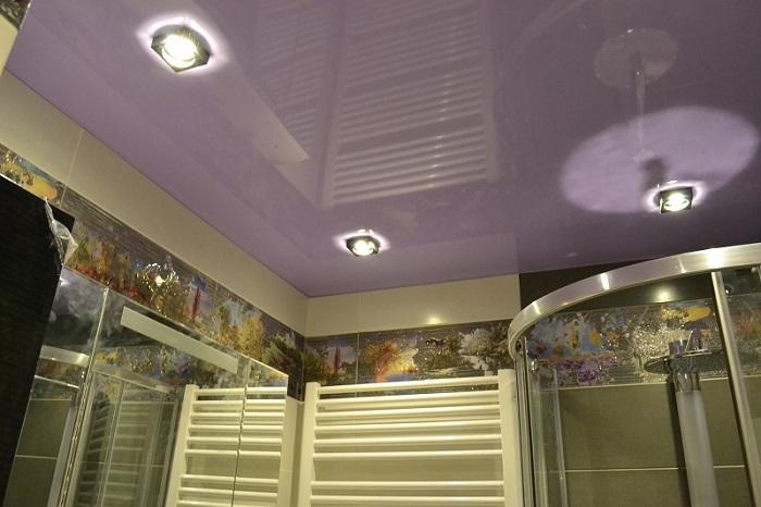 На глянцевом потолке видна пыль и капли воды На глянцевом потолке видна пыль и капли воды