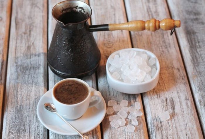Кофе с морской солью имеет более насыщенный вкус. / Фото: golifehack.ru
