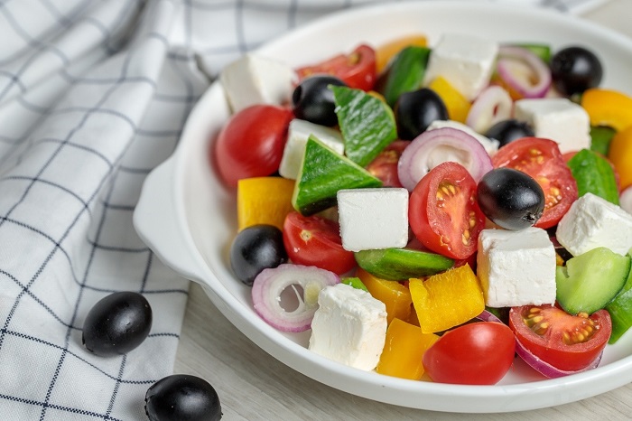 Греческий салат из сезонных овощей. / Фото: syl.ru