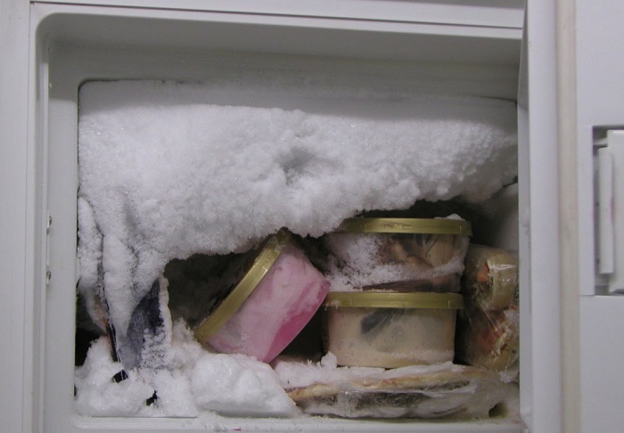 Морозильную камеру нужно размораживать и мыть. / Фото: wisto.ru