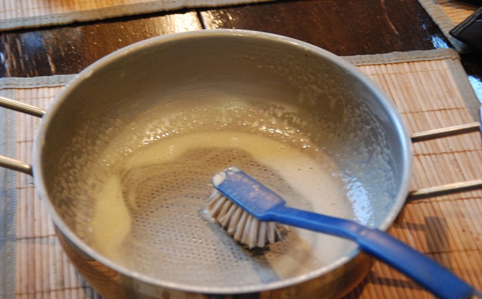 Сковороду удобно чистить специальной щеткой. / Фото: litmap.ru