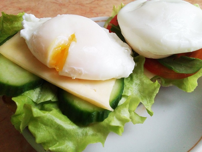 Яйца пашот идеально подходят для сэндвичей. / Фото: kachupr.ru