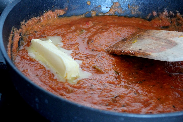 Сливочное масло сделает соус из томатов нежнее. / Фото: foodmood.ru
