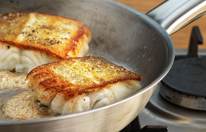 Аппетитная рыба с золотистой корочкой получается на алюминиевой сковороде. / Фото: pinterest.com