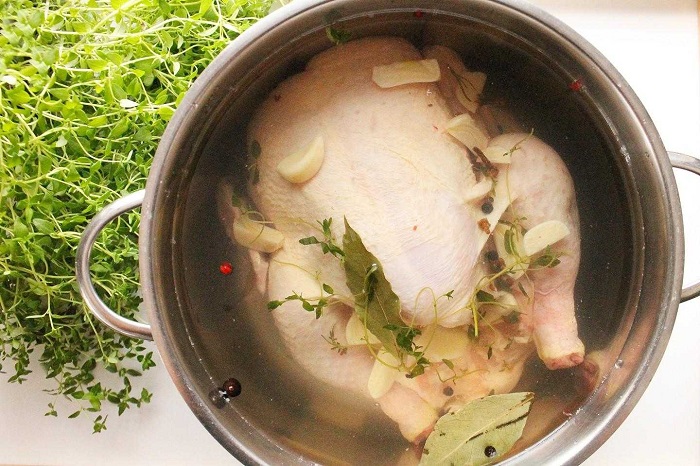 Замочите курицу в рассоле с лавровым листом и перцем. / Фото: uroki24.ru