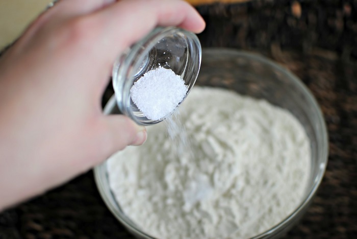 В тесто нужно класть соль, чтобы усилить вкус десерта. / Фото: klubmama.ru