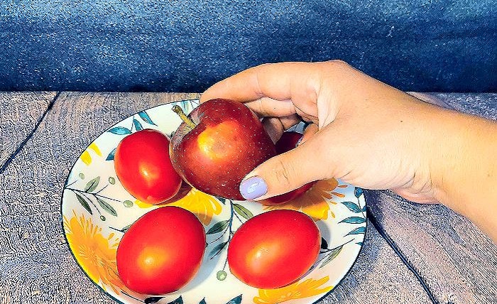 Помидоры нужно хранить с яблоками. / Изображение: дзен-канал technotion