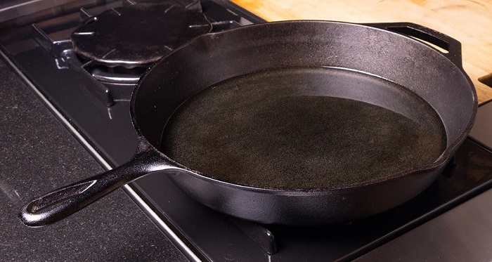 Нужно прокалить сковороду с растительным маслом. / Фото: biolmarket.ru