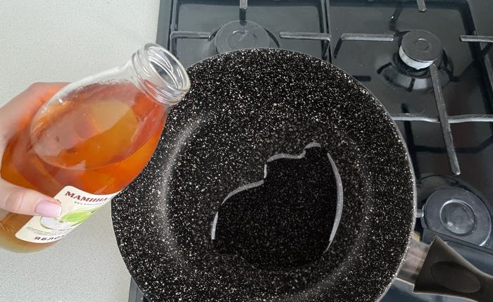 Разогрейте сок на сковороде. / Изображение: дзен-канал technotion