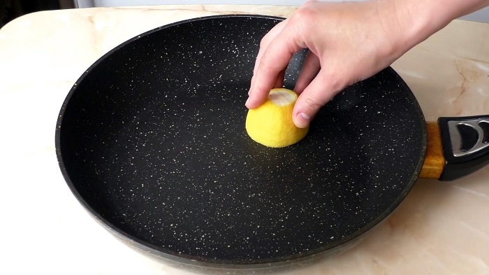 Половинка лимона очистит сковороду. / Фото: sdelaysam-svoimirukami.ru
