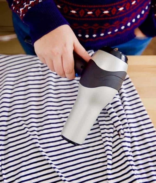 Феном можно разгладить складки на одежде. / Фото: furnishhome.ru 